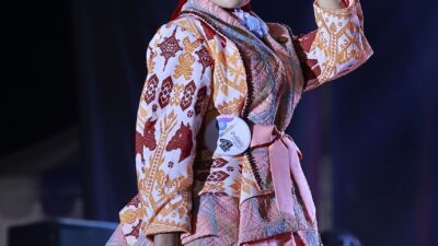 Tampil Memukau di HUT Sultra ke-61, Ketua Dekranasda Bombana Curi Perhatian dengan Tenun ‘Rapa Dara'” | beraninews.com