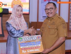 Sentuhan Kemanusiaan di Tengah Workshop SAR, Bupati Bombana Serahkan Bantuan Korban Puting Beliung 21 Sentuhan Kemanusiaan di Tengah Workshop SAR, Bupati Bombana Serahkan Bantuan Korban Puting Beliung