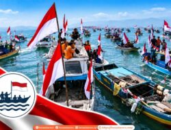 Spektakuler! 121 Kapal Nelayan Hiasi Laut Bombana dengan Merah Putih