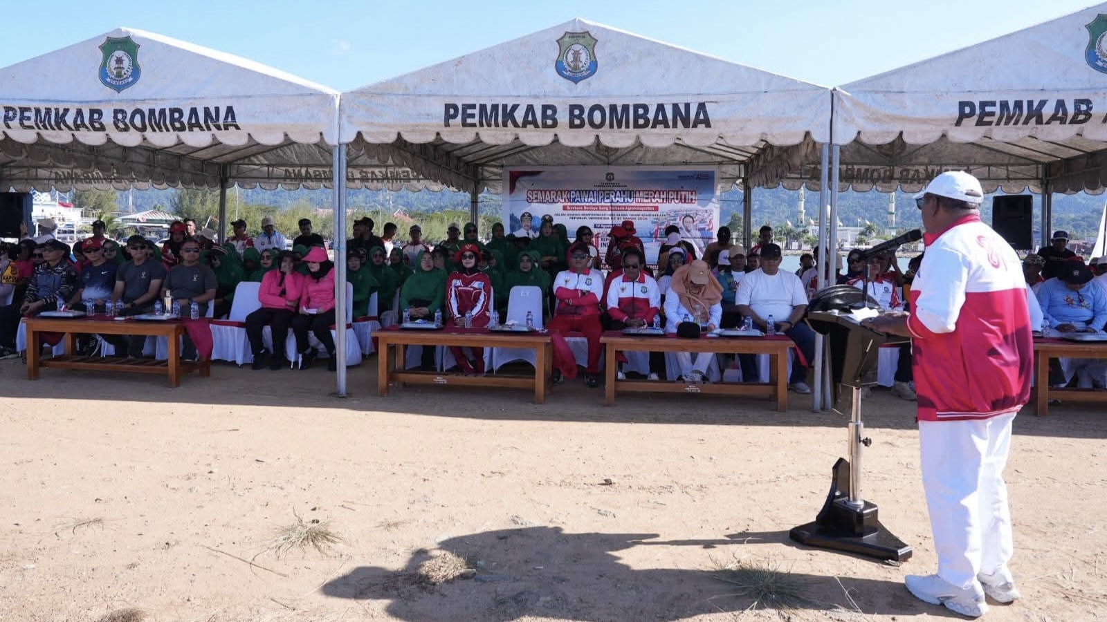 Pawai Perahu Merah Putih di perairan Kasipute dan Bupati Bombana bersama nelayan