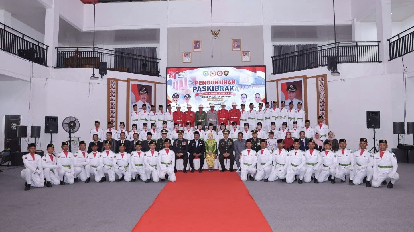 Bupati Bombana bersama 52 anggota Paskibraka setelah pengukuhan