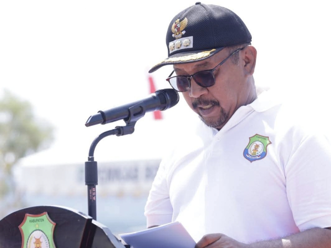 Bupati Bombana Burhanuddin menyampaikan sambutan di hadapan peserta HUT ke-81 RI