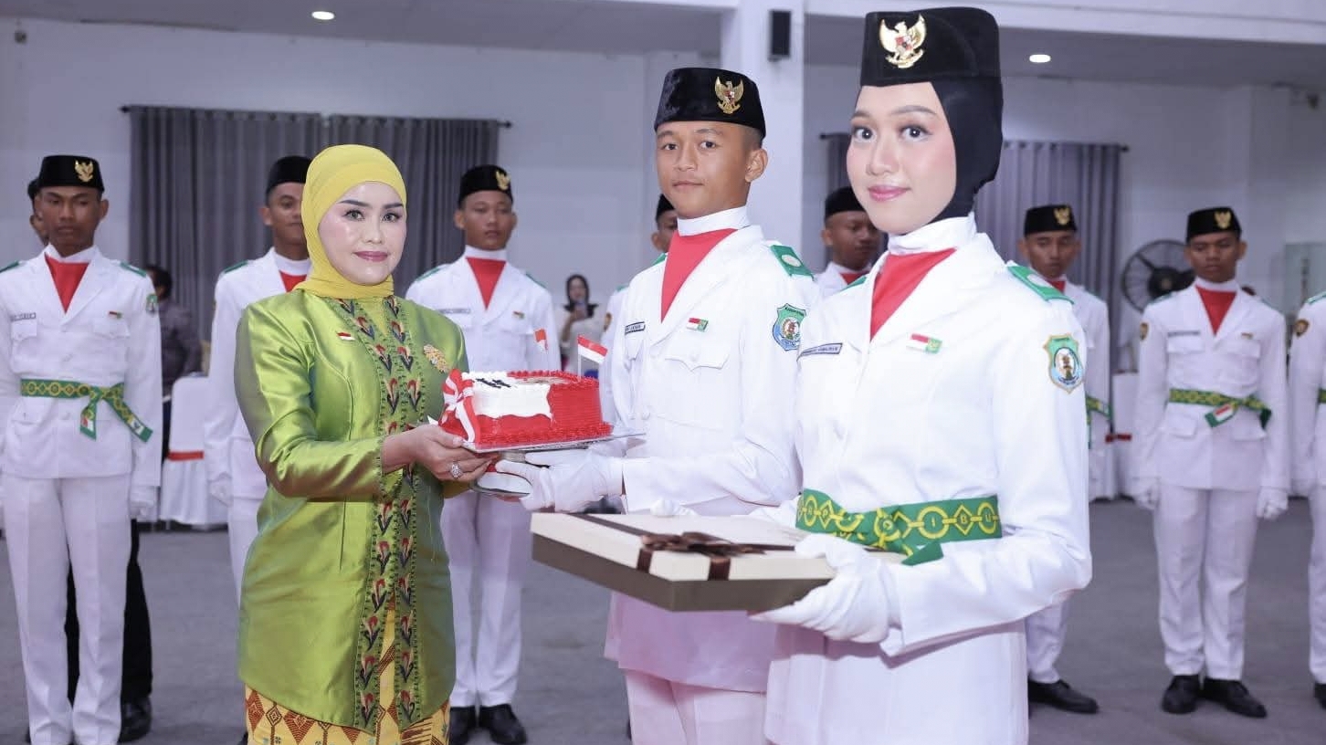 Bupati Bombana mengukuhkan 52 anggota Paskibraka Bombana