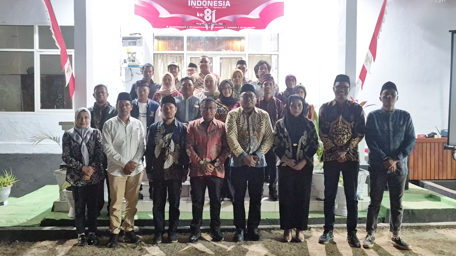 Jajaran KPU Wakatobi mengikuti malam renungan dan doa bersama