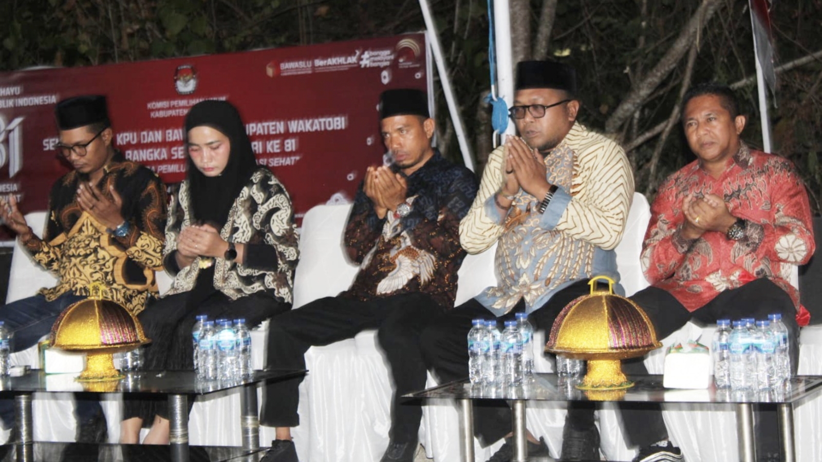 Jajaran KPU Wakatobi mengikuti malam renungan dan doa bersama