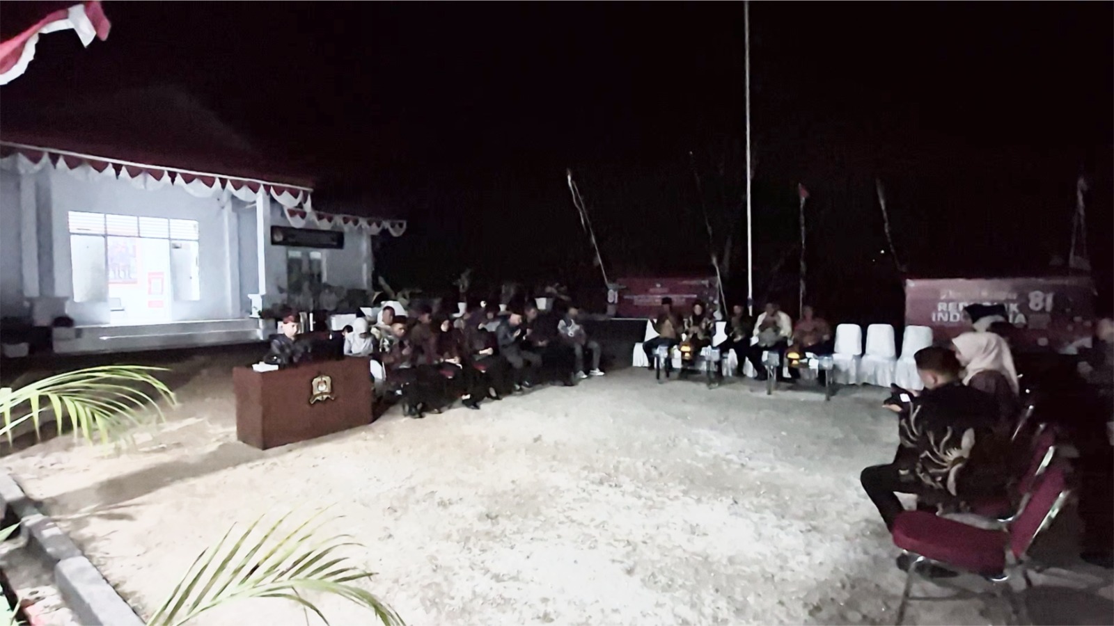 Jajaran KPU Wakatobi mengikuti malam renungan dan doa bersama