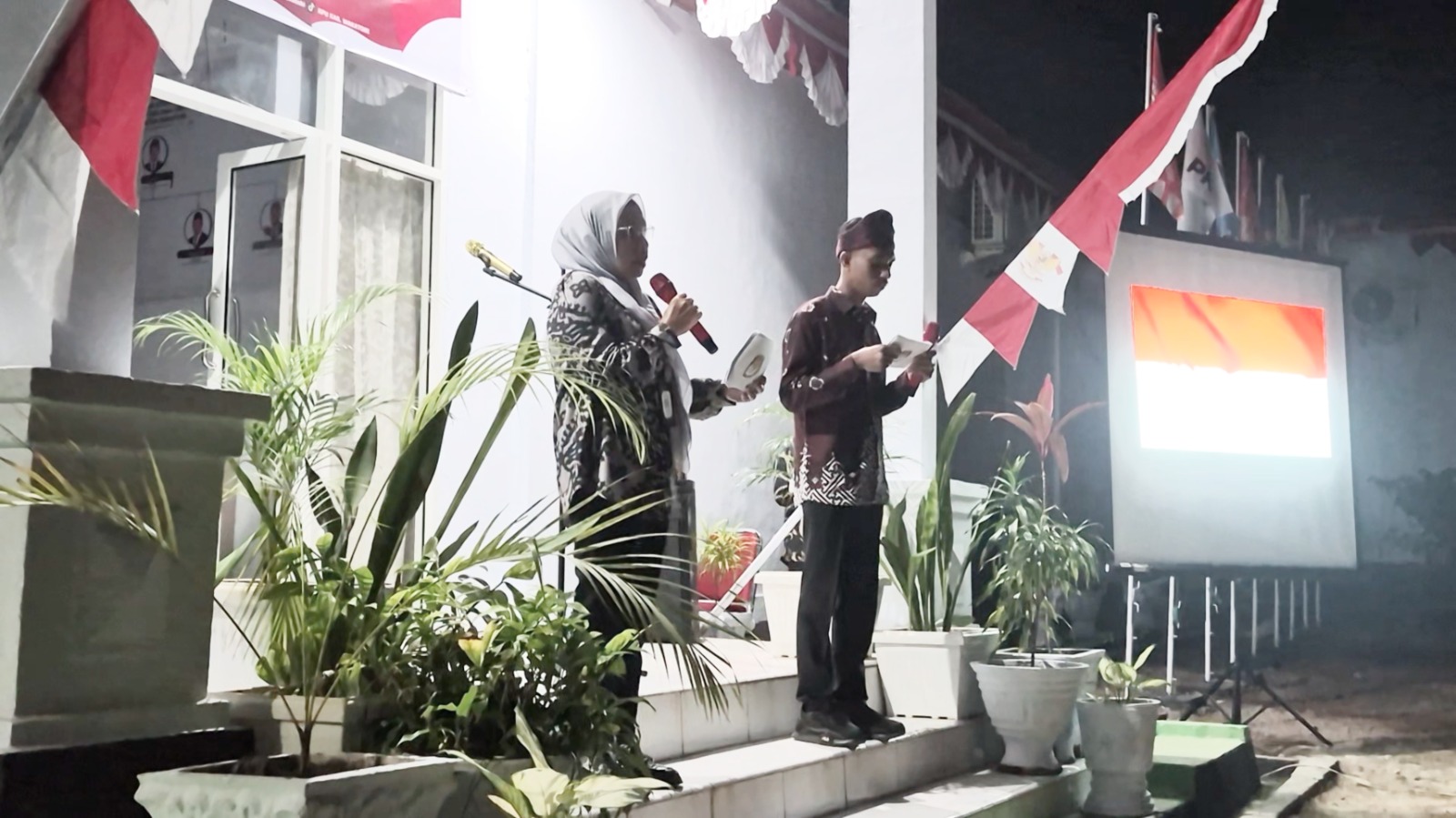 Jajaran KPU Wakatobi mengikuti malam renungan dan doa bersama
