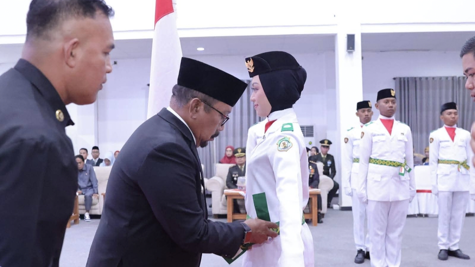 Bupati Bombana mengukuhkan 52 anggota Paskibraka Bombana