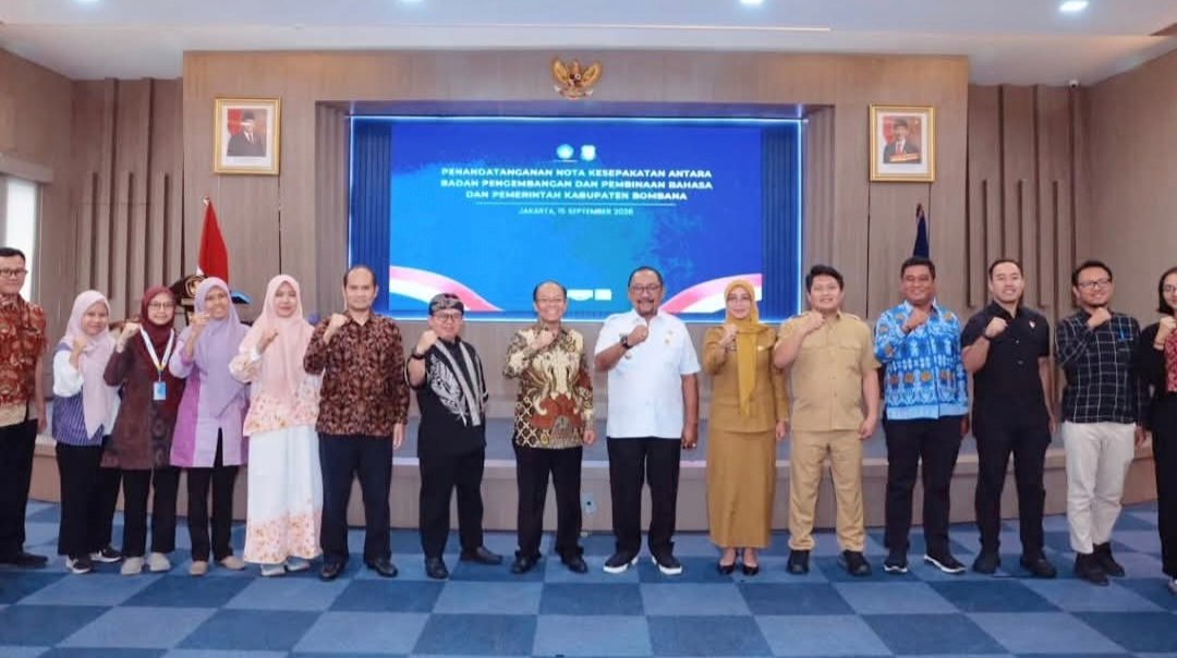 Foto bersama usai penandatanganan kerja sama pelestarian bahasa daerah