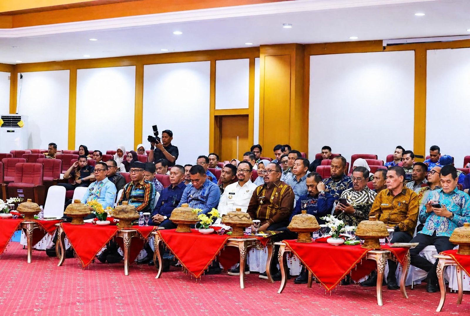 Bupati Bombana Burhanuddin saat mengikuti rapat sinkronisasi Program Lisdes